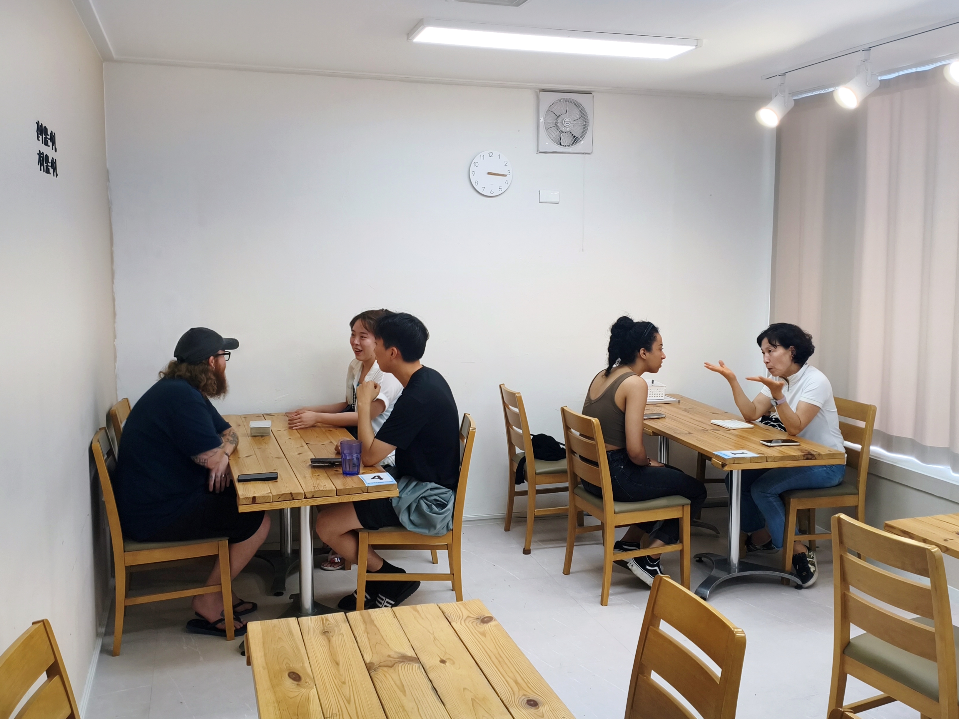 LZONE에서 영어로 대화하는 모습